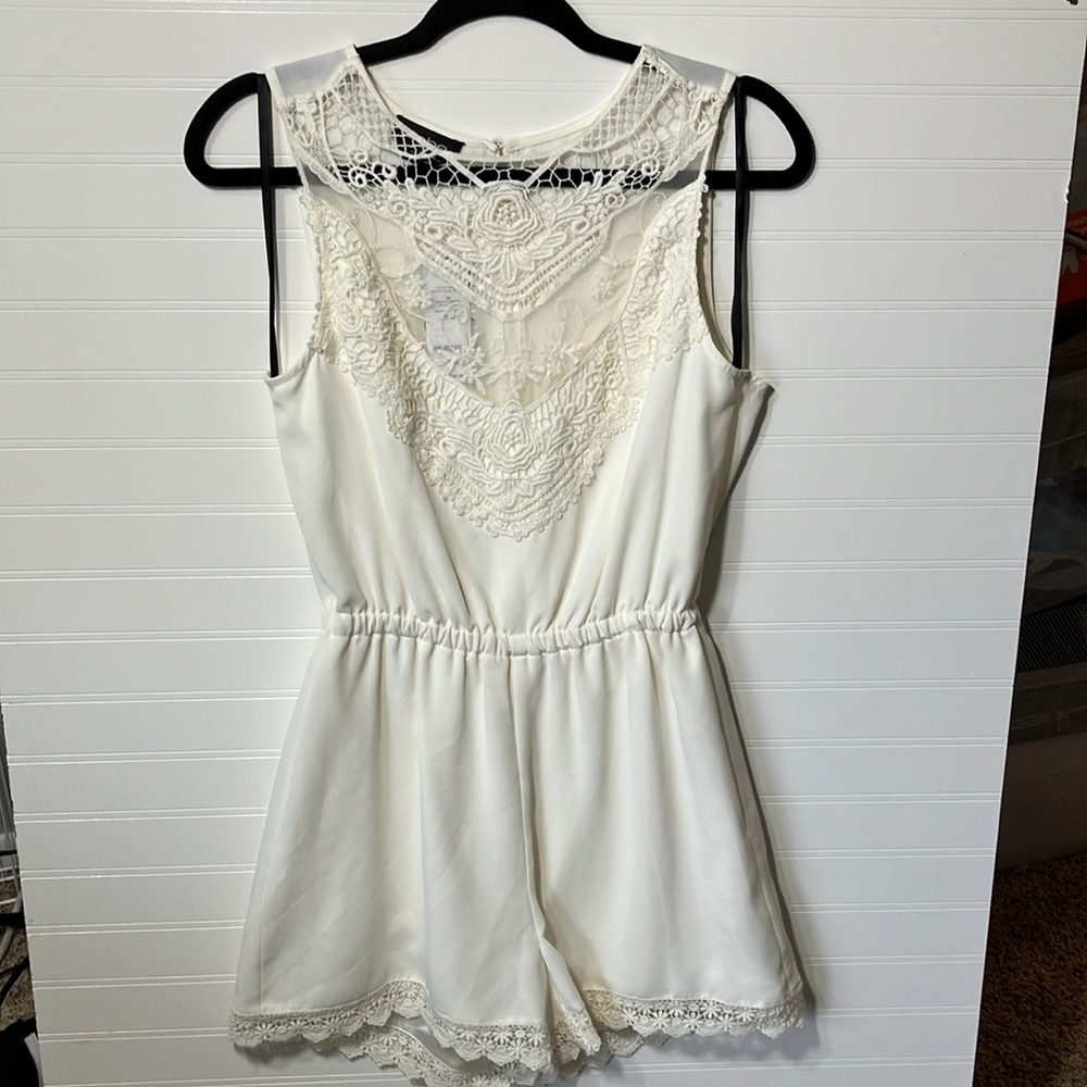 Bebe Klair shorts Romper Cream Lace NWT Sz S open slit back satin lining